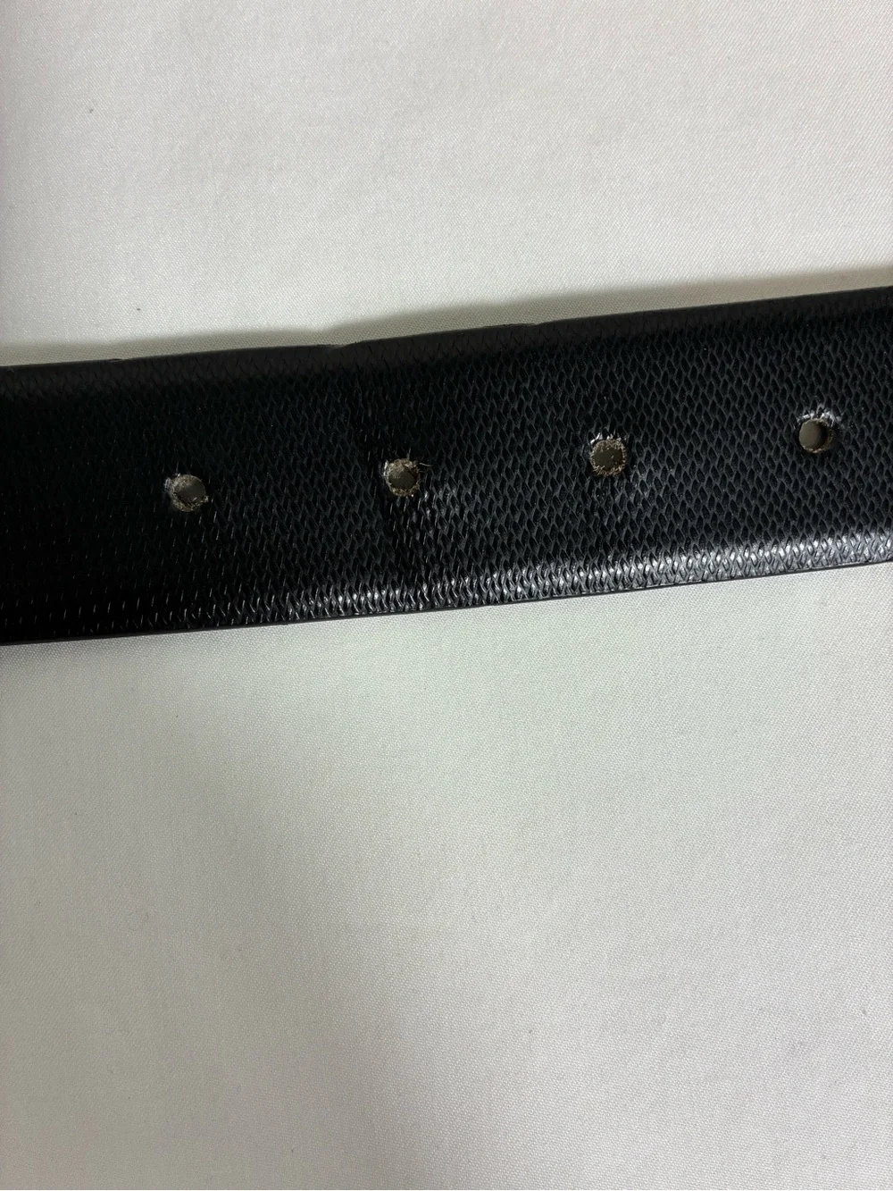Tommy Hilfiger men’s belt 42” Black Textured Leather with Signature Stripe